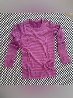 Lululemon Swiftly Tech Long Sleeved Crew Stripped Berry color Sz6  Athleisure
